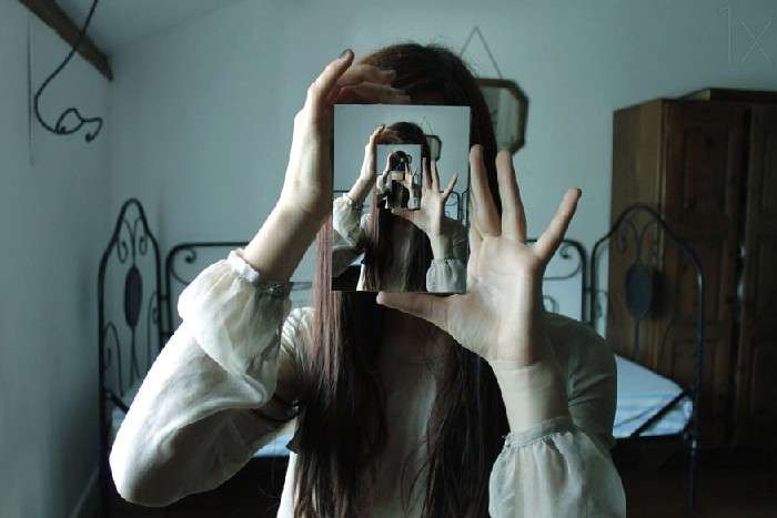 عکاسی با آینه _ چگونه با آینه عکس های زیبا بگیریم 