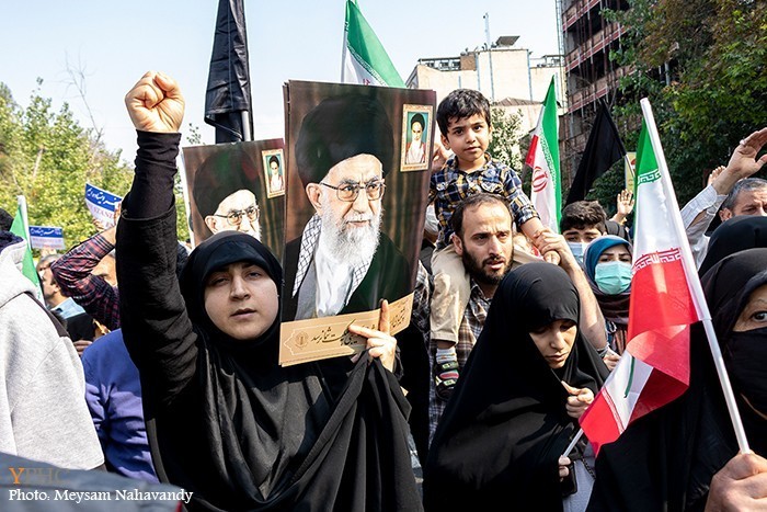 نماز جمعه تهران و راهپیمایی مردم در اعتراض به حمله تروریستی در شاهچراغ