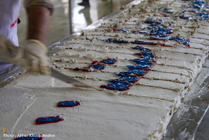 پخت کیک ۳۱۳ متری در مسجد مقدس جمکران