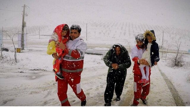 رهاسازی ۲۰ دستگاه خودروی گرفتار شده در گردنه الماس/ آماده‌باش هلال احمر در تمام محورهای ارتباطی استان