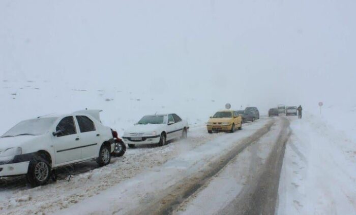 برفروبی و نمکپاشی جاده نراق به مشهداردهال