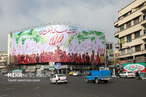 دیوارنگاره میدان انقلاب رنگ دهه فجر و مهدی (عج) گرفت